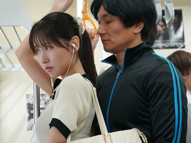 Momo bị thầy giáo cũ quấy rối trên chuyến tàu điện