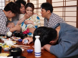 Dẫn vợ đi tắm suối nước nóng, chồng đâu ngờ cô bị trai lạ đụ tơi bời