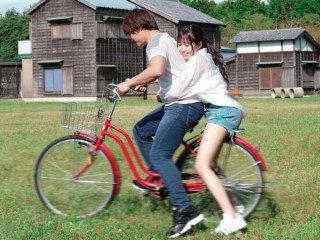 Chịch cô bạn thân tinh nghịch ngồi bàn bên cạnh